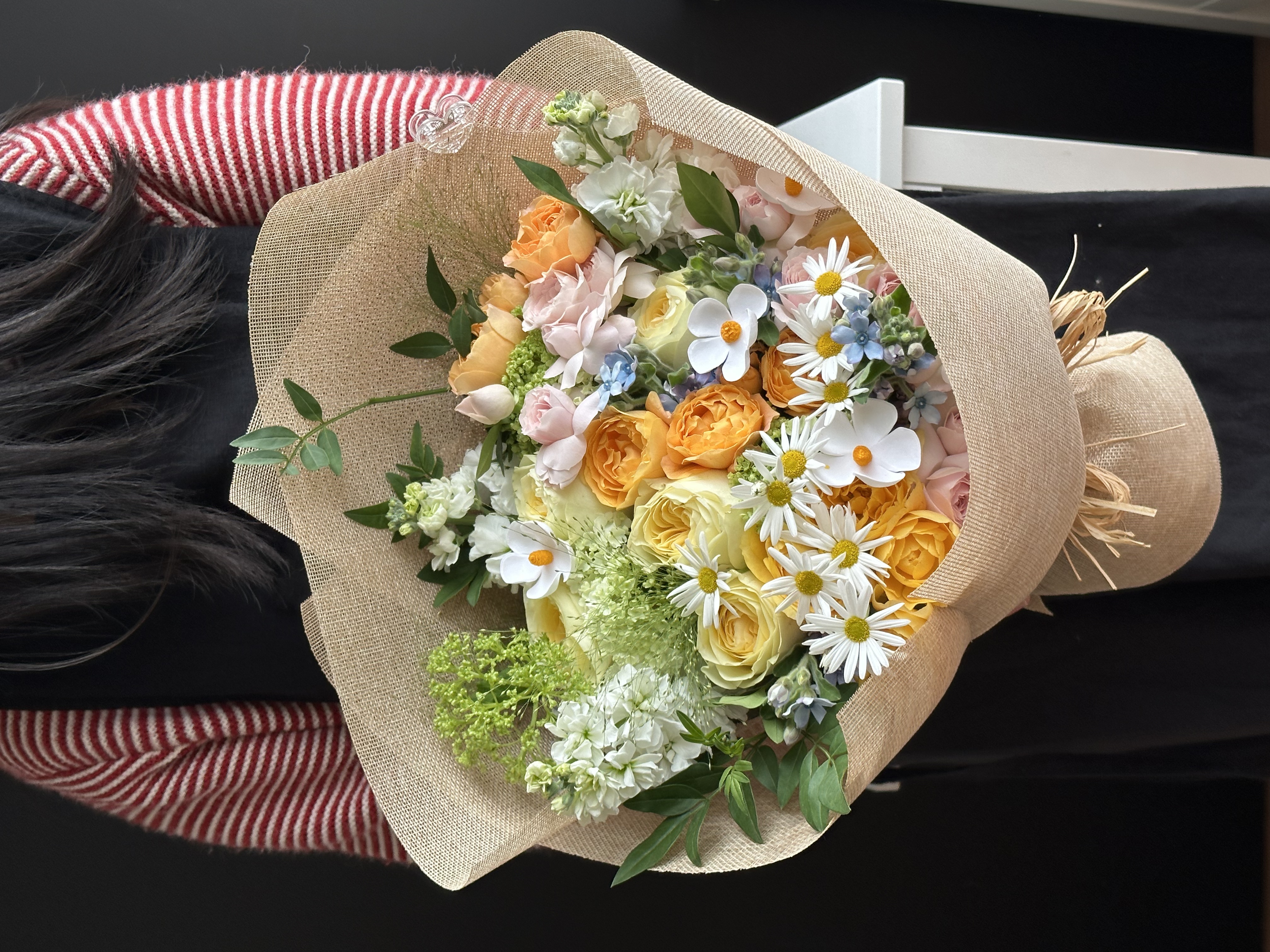 产后送花为什么推荐暖色调？｜麻布包装暖黄花束实测